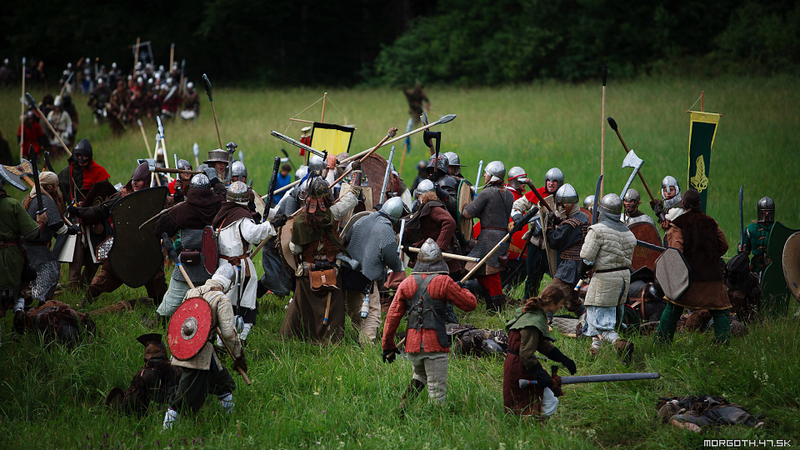 Illustration for article titled Mad Europeans Re-Enact Lord Of The Rings Battles In Full Armor